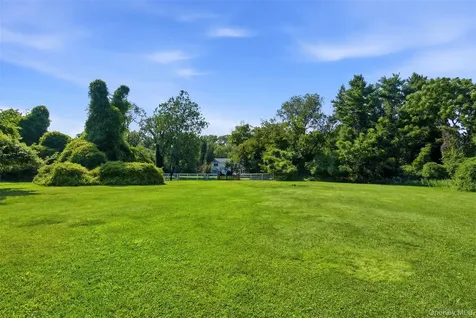 27 School Lane Lloyd Harbor NY 11743