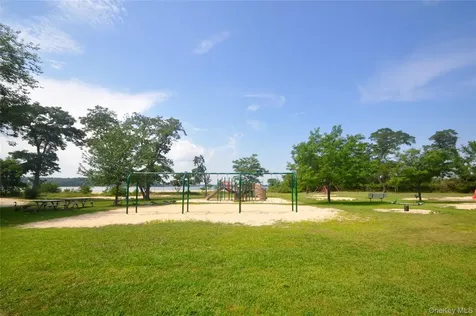 27 School Lane Lloyd Harbor NY 11743