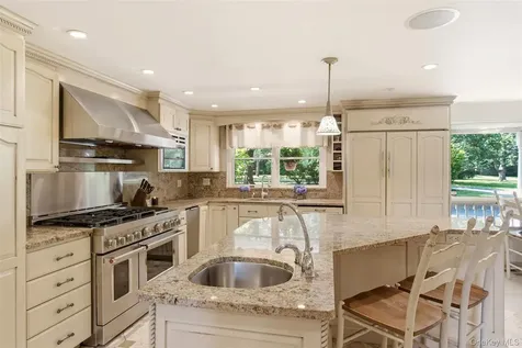 27 School Lane Lloyd Harbor NY 11743