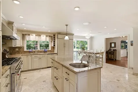 27 School Lane Lloyd Harbor NY 11743