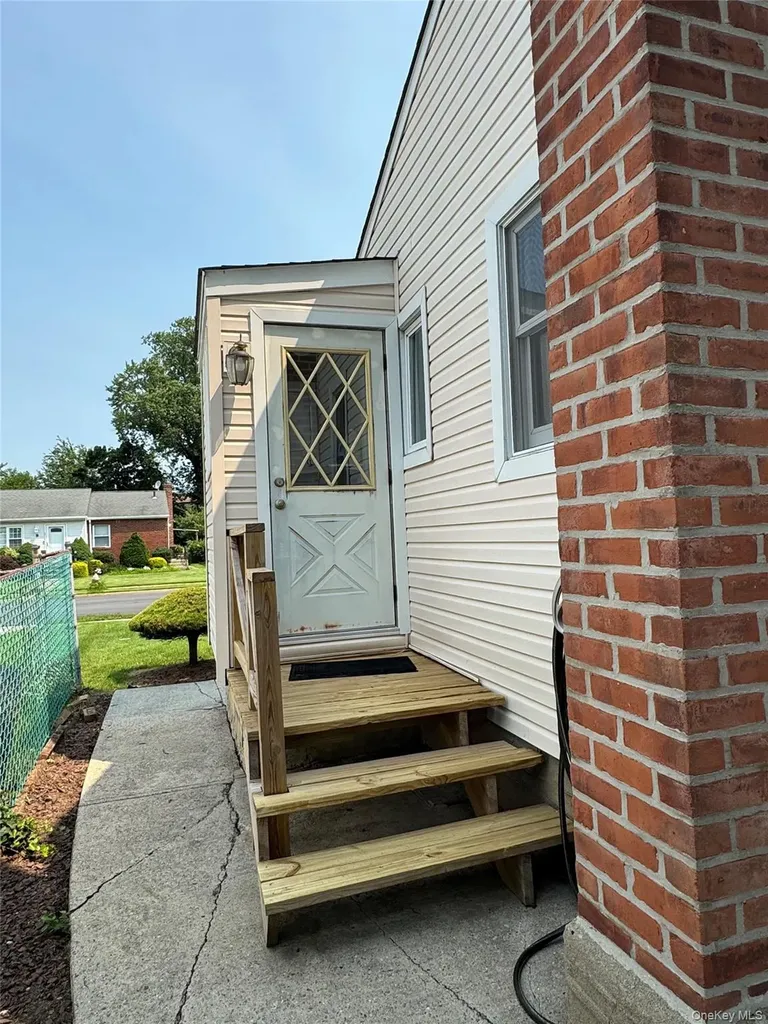 11 Linden Court Hicksville NY 11801