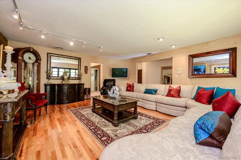 561 Golf Drive Valley Stream NY 11581