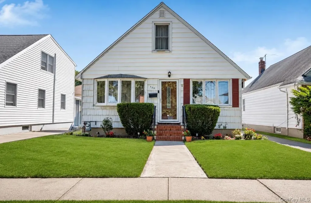 932 Cherry Lane Floral Park NY 11001
