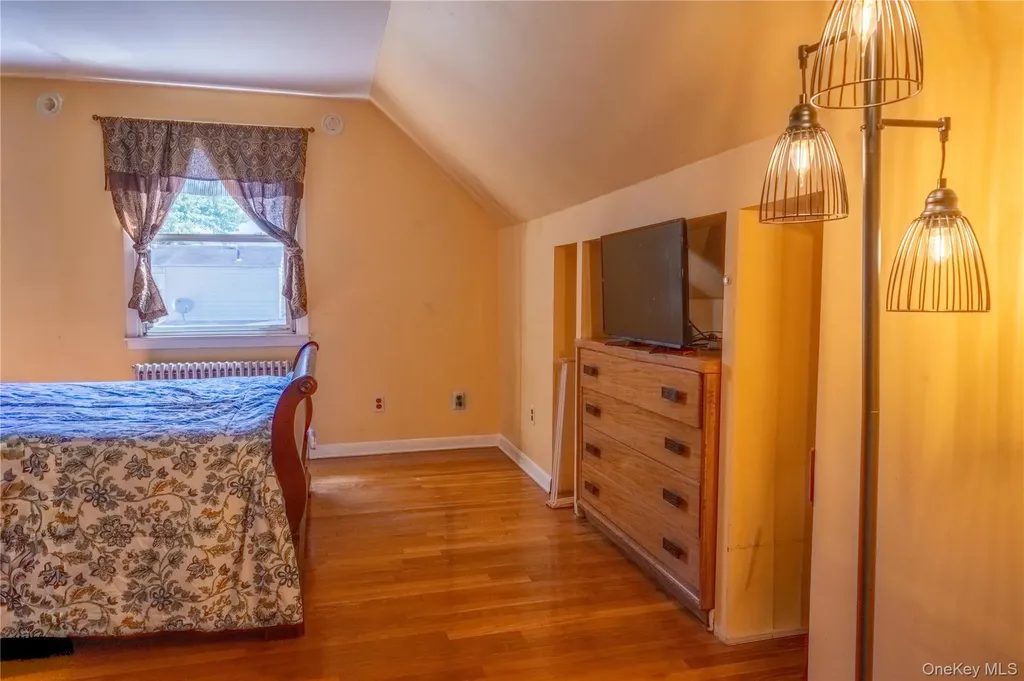 932 Cherry Lane Floral Park NY 11001