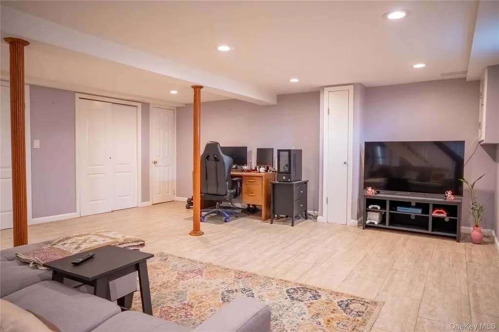 932 Cherry Lane Floral Park NY 11001