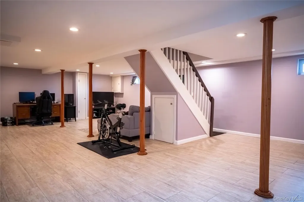 932 Cherry Lane Floral Park NY 11001
