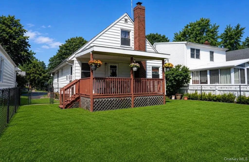 932 Cherry Lane Floral Park NY 11001