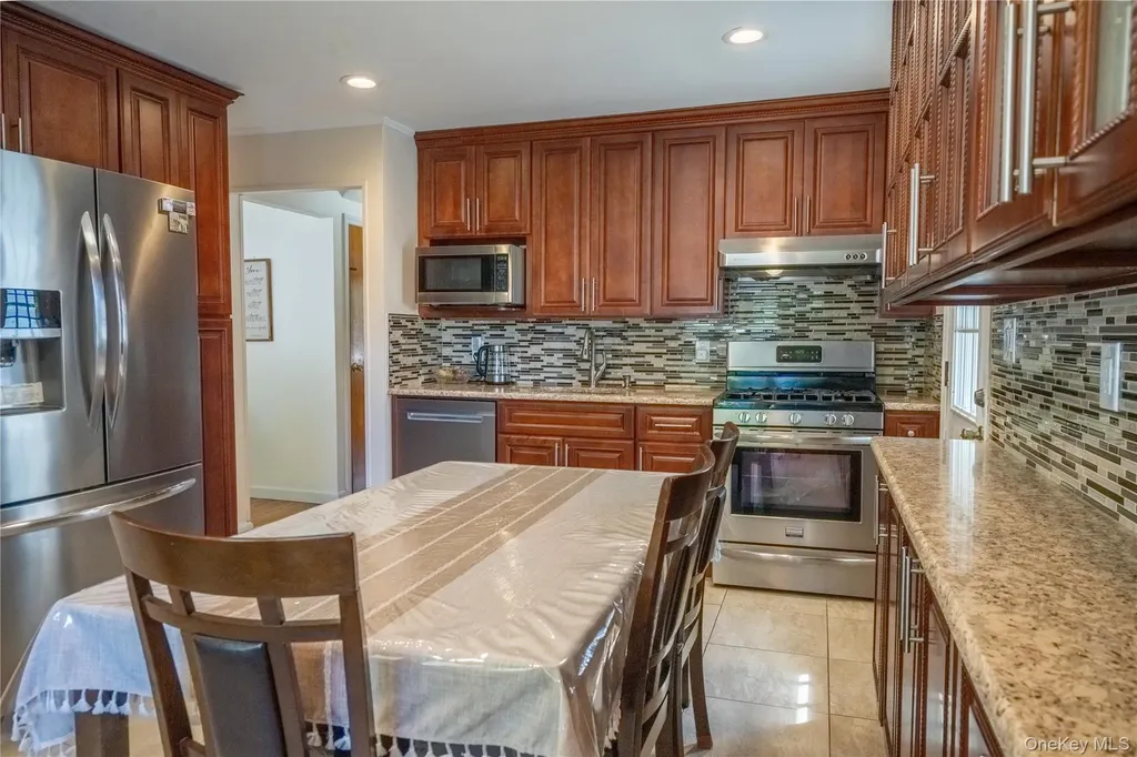 932 Cherry Lane Floral Park NY 11001