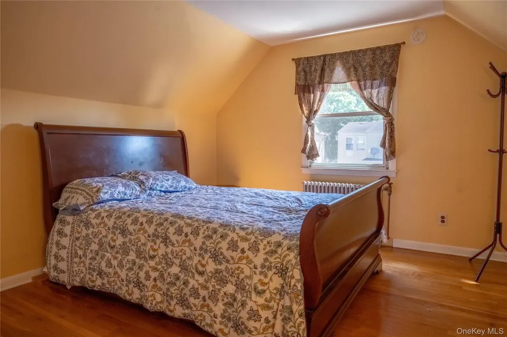 932 Cherry Lane Floral Park NY 11001