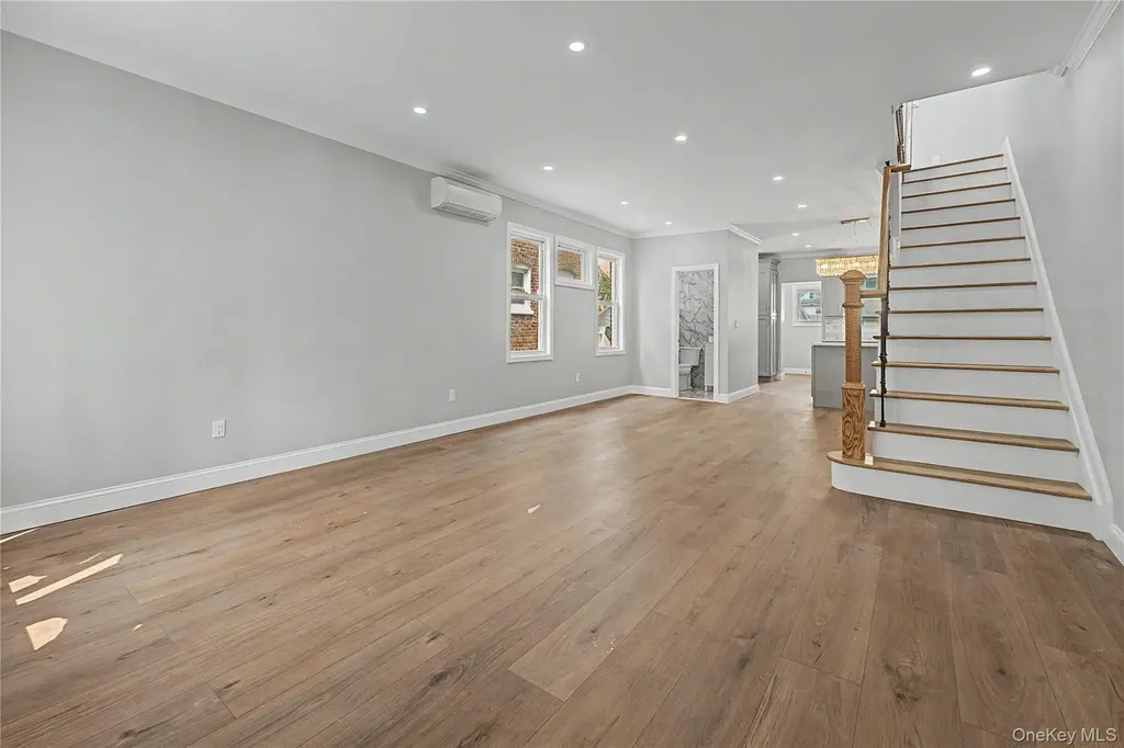 9431 239th Street Floral Park NY 11001