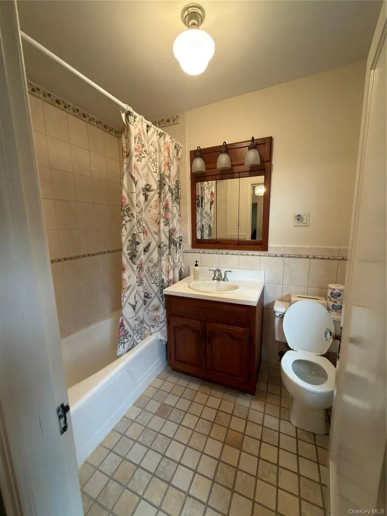 44 Muirfield Road Rockville Centre NY 11570