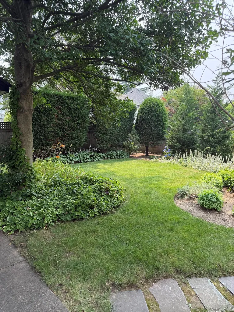 44 Muirfield Road Rockville Centre NY 11570