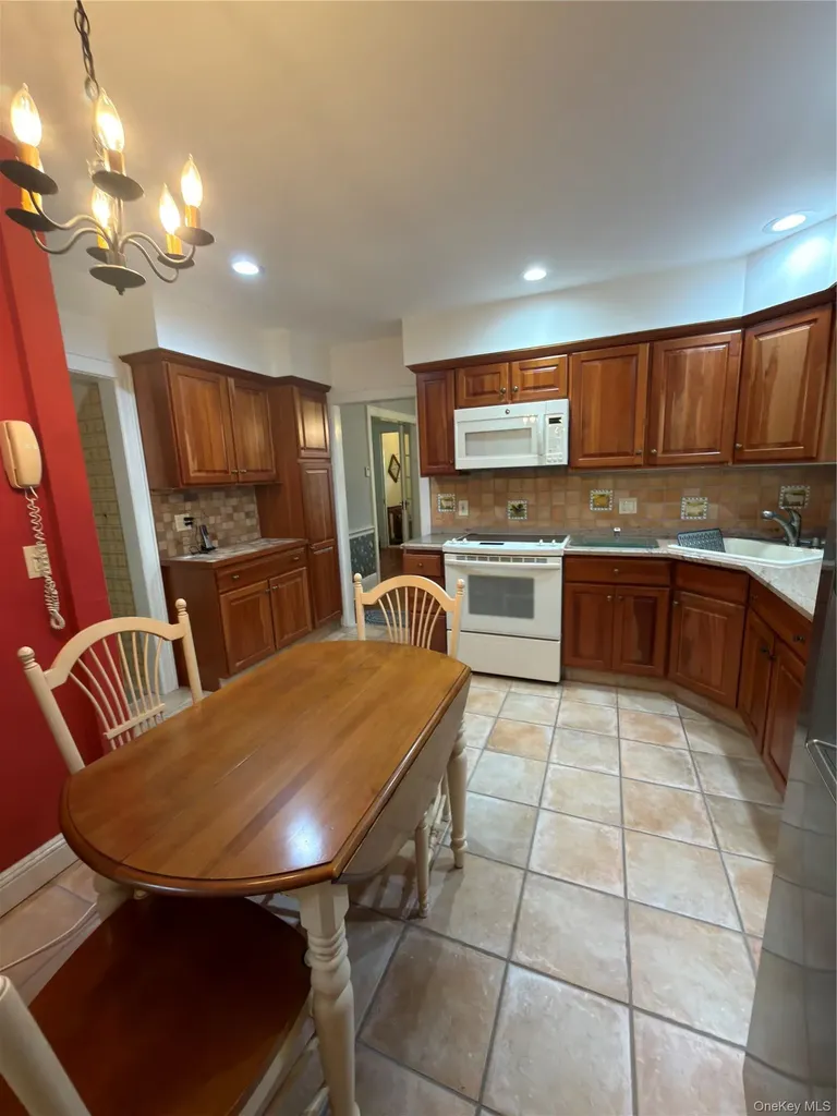 44 Muirfield Road Rockville Centre NY 11570