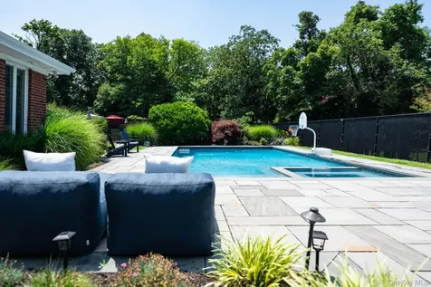 5 High Court Bayville NY 11709