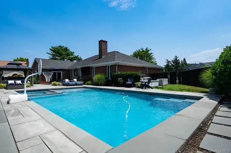 5 High Court Bayville NY 11709