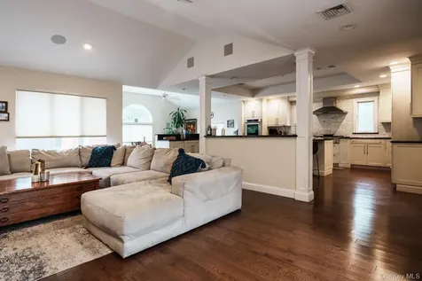 5 High Court Bayville NY 11709