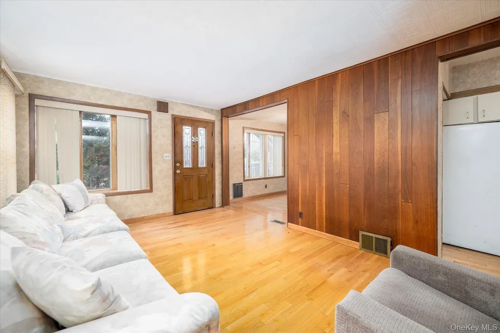 49 Roosevelt Court Westbury NY 11590
