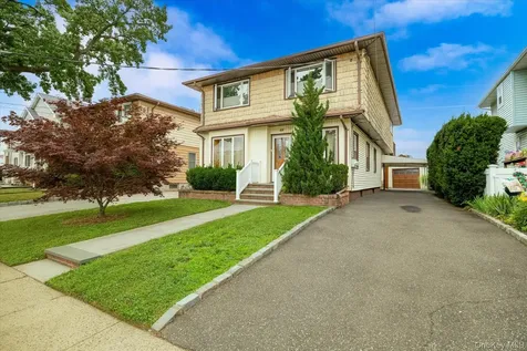 49 Roosevelt Court Westbury NY 11590