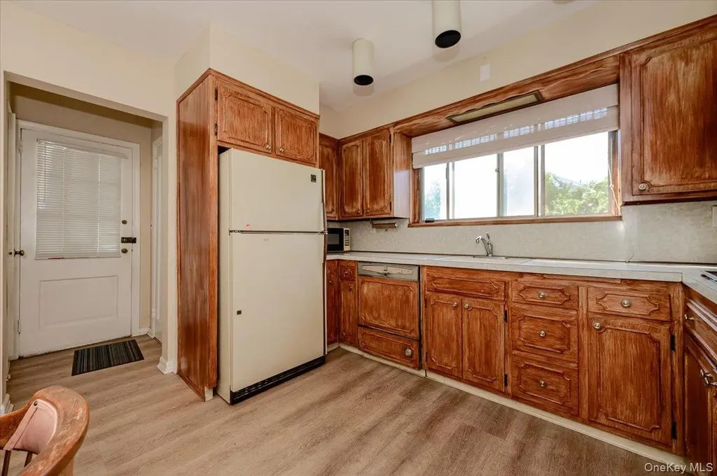 1080 Roselle Place Woodmere NY 11598