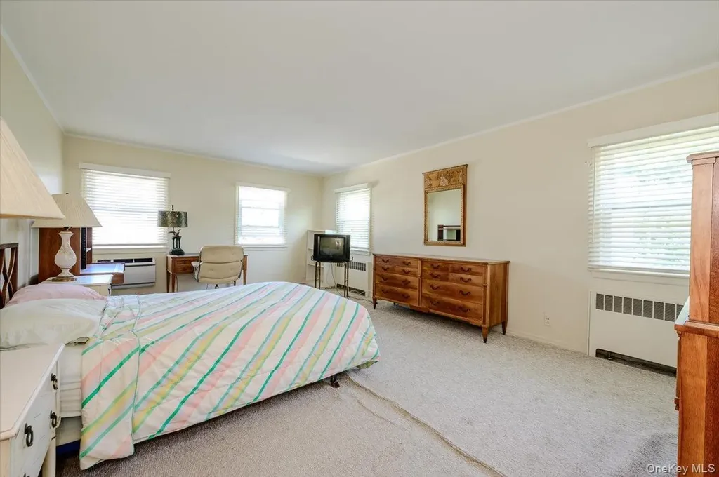 1080 Roselle Place Woodmere NY 11598