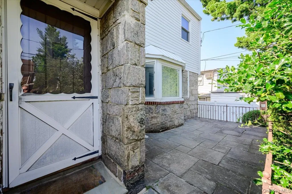 1080 Roselle Place Woodmere NY 11598