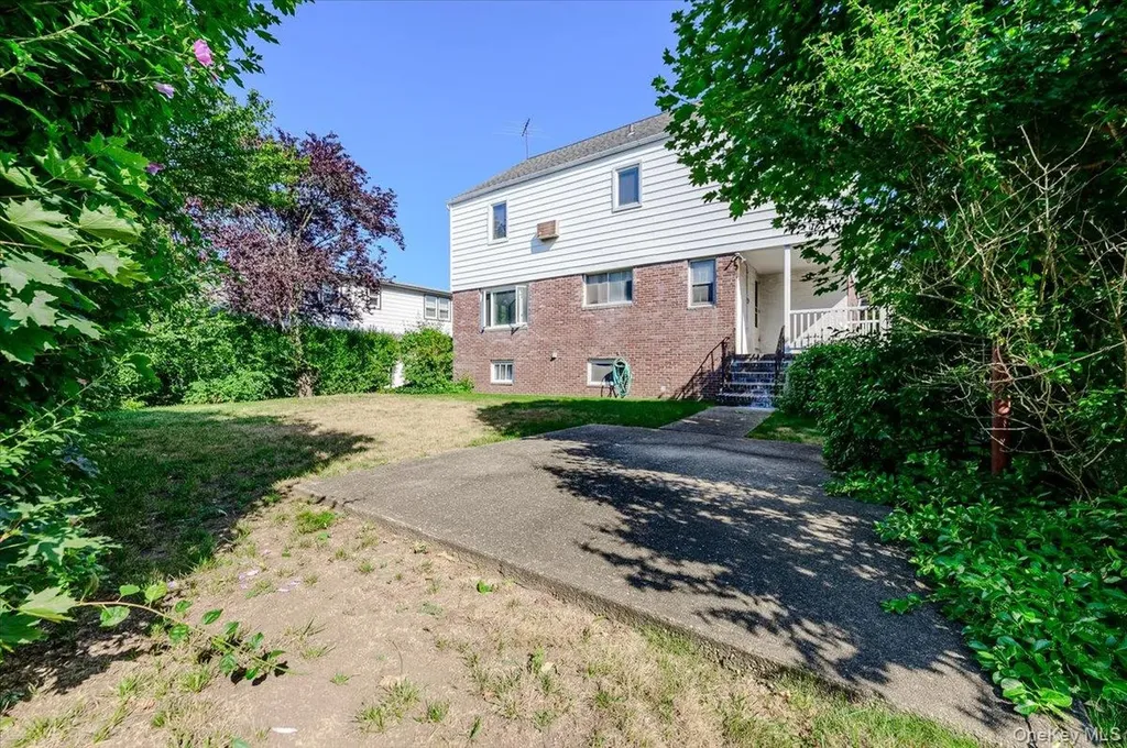 1080 Roselle Place Woodmere NY 11598