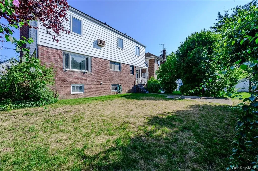1080 Roselle Place Woodmere NY 11598