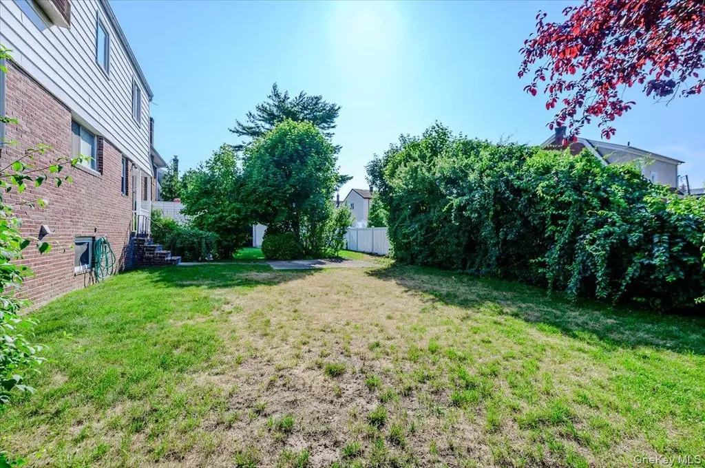 1080 Roselle Place Woodmere NY 11598