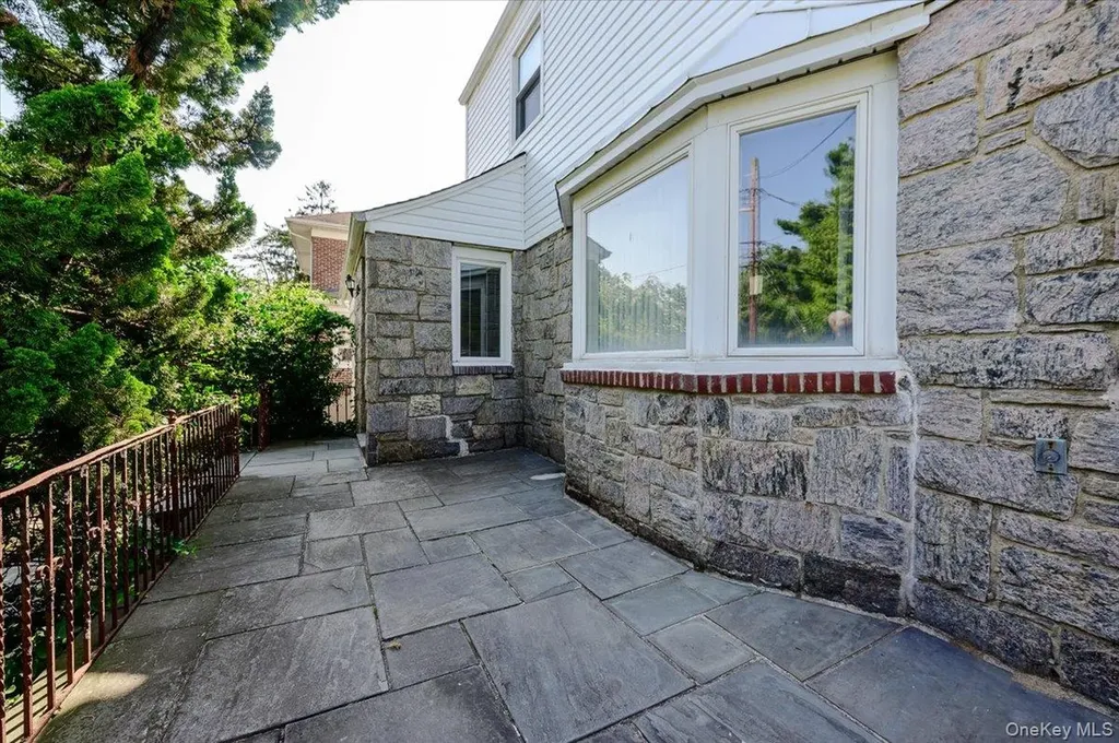 1080 Roselle Place Woodmere NY 11598