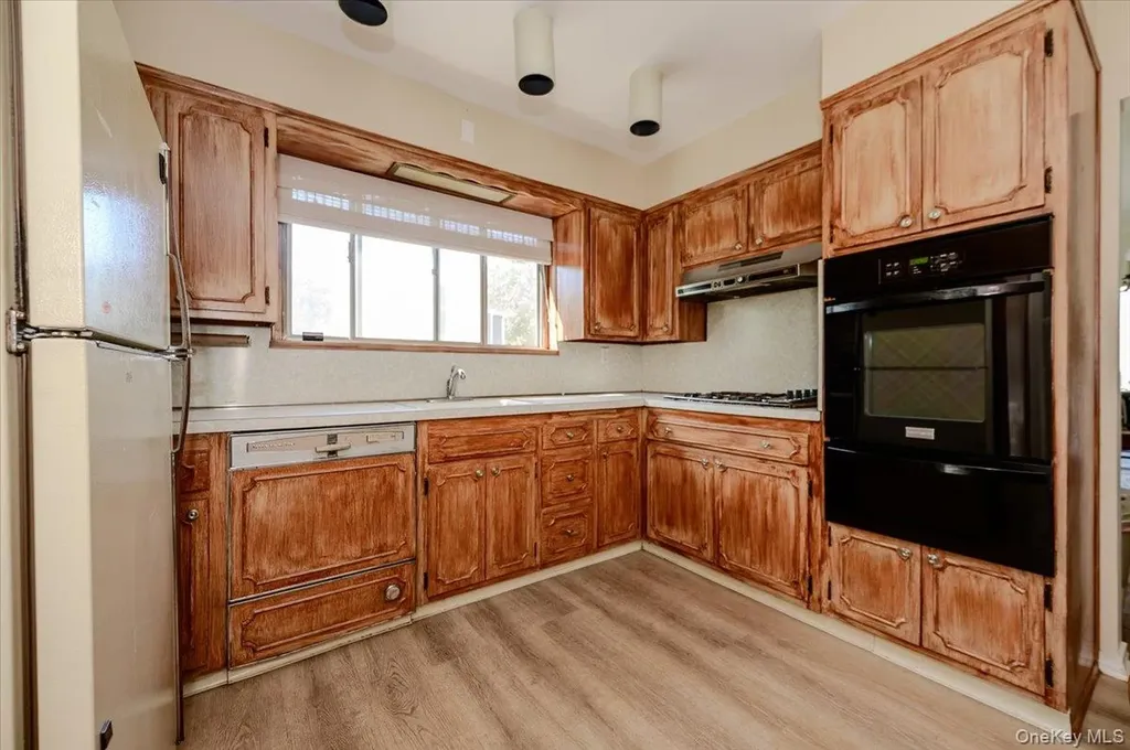 1080 Roselle Place Woodmere NY 11598