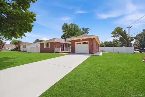 32 Lake Avenue Deer Park NY 11729