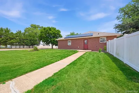 32 Lake Avenue Deer Park NY 11729