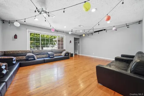 32 Lake Avenue Deer Park NY 11729