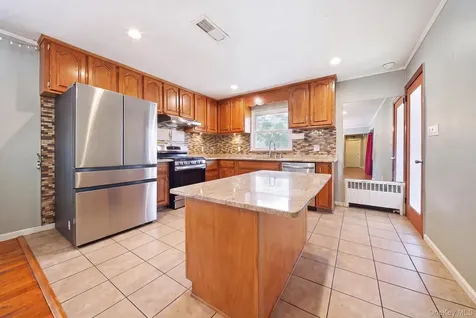 32 Lake Avenue Deer Park NY 11729