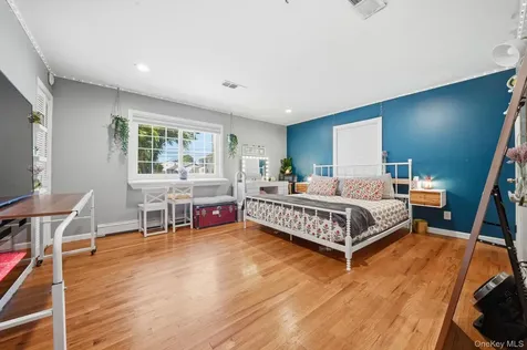 32 Lake Avenue Deer Park NY 11729