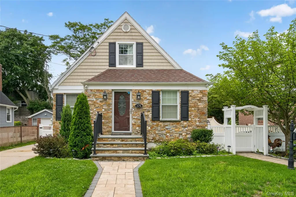 175 Wardwell Road Mineola NY 11501