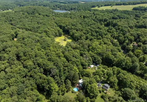 26 Hunns Lake Place Stanfordville NY 12581