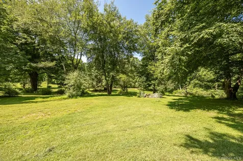26 Hunns Lake Place Stanfordville NY 12581