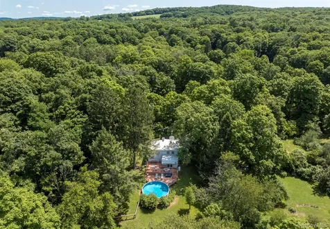 26 Hunns Lake Place Stanfordville NY 12581