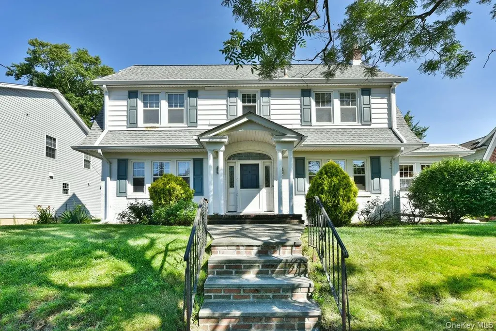 182 Ferncroft Road Mineola NY 11501
