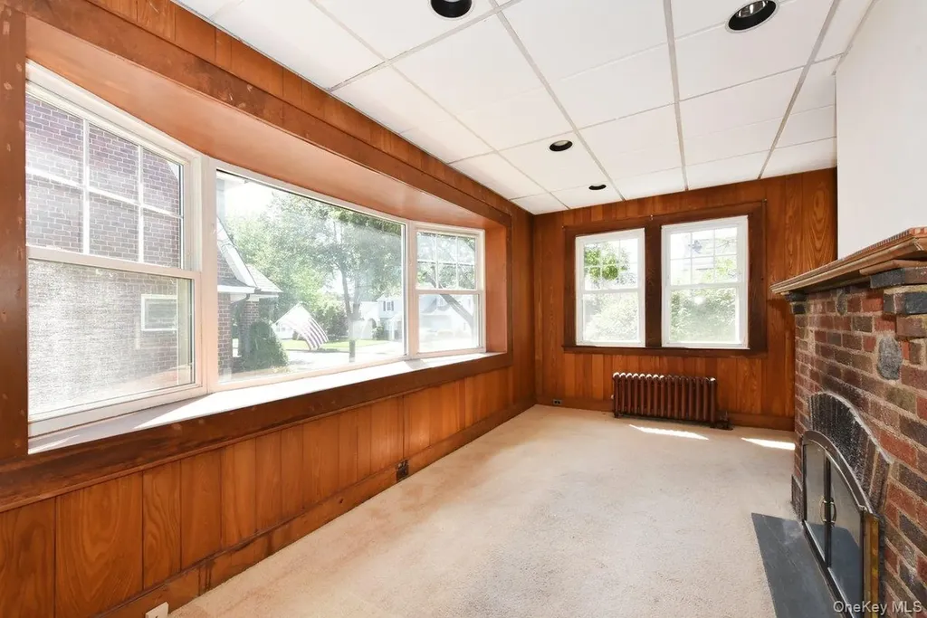 182 Ferncroft Road Mineola NY 11501