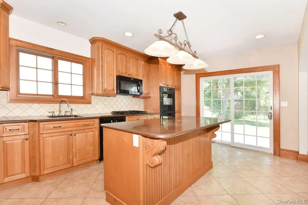 182 Ferncroft Road Mineola NY 11501