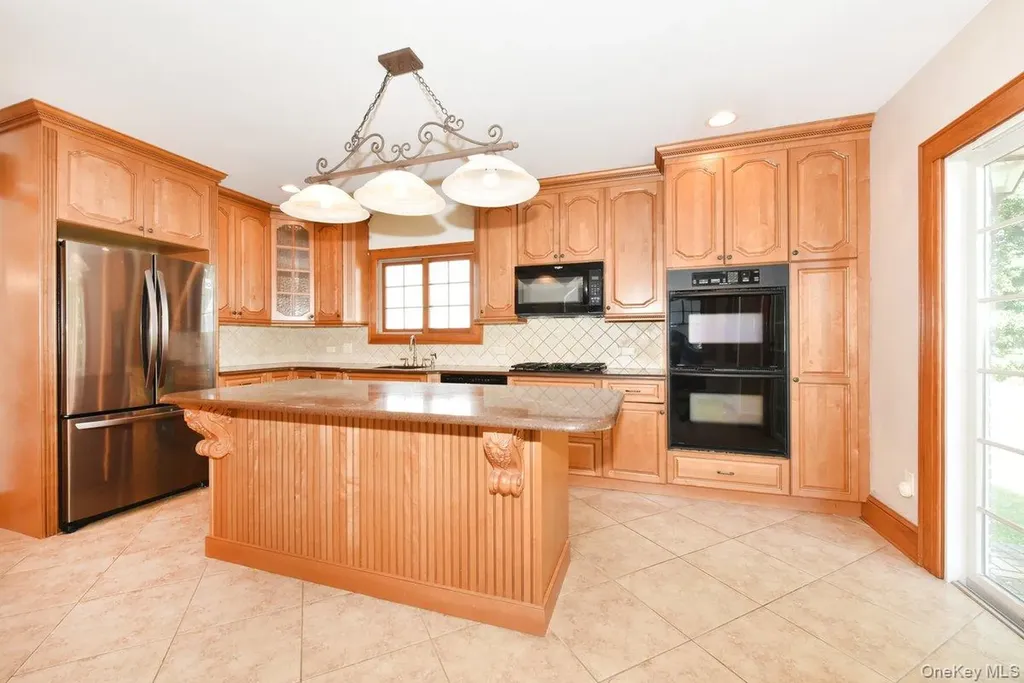 182 Ferncroft Road Mineola NY 11501
