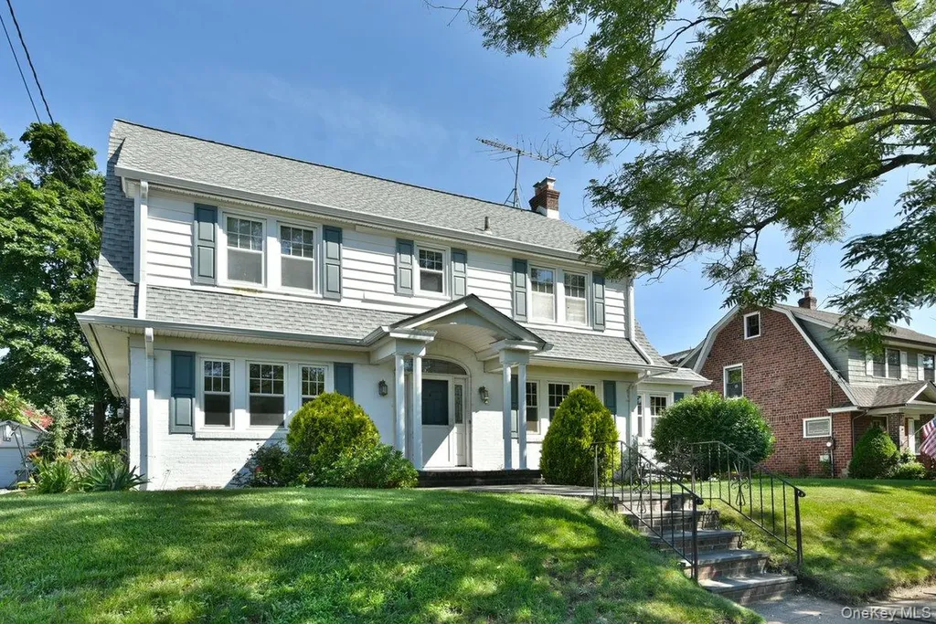 182 Ferncroft Road Mineola NY 11501