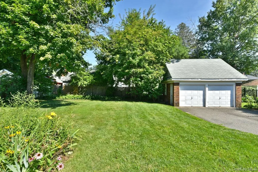 182 Ferncroft Road Mineola NY 11501
