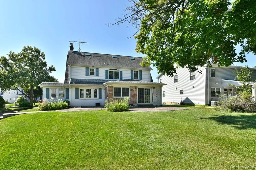 182 Ferncroft Road Mineola NY 11501