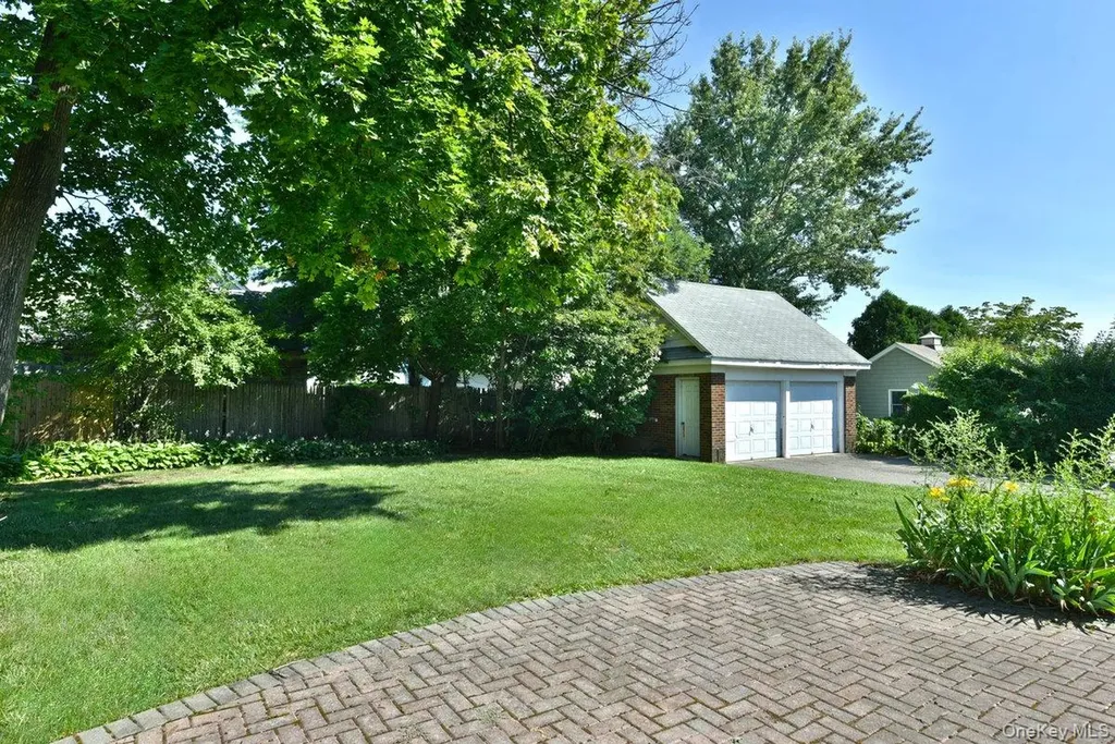 182 Ferncroft Road Mineola NY 11501