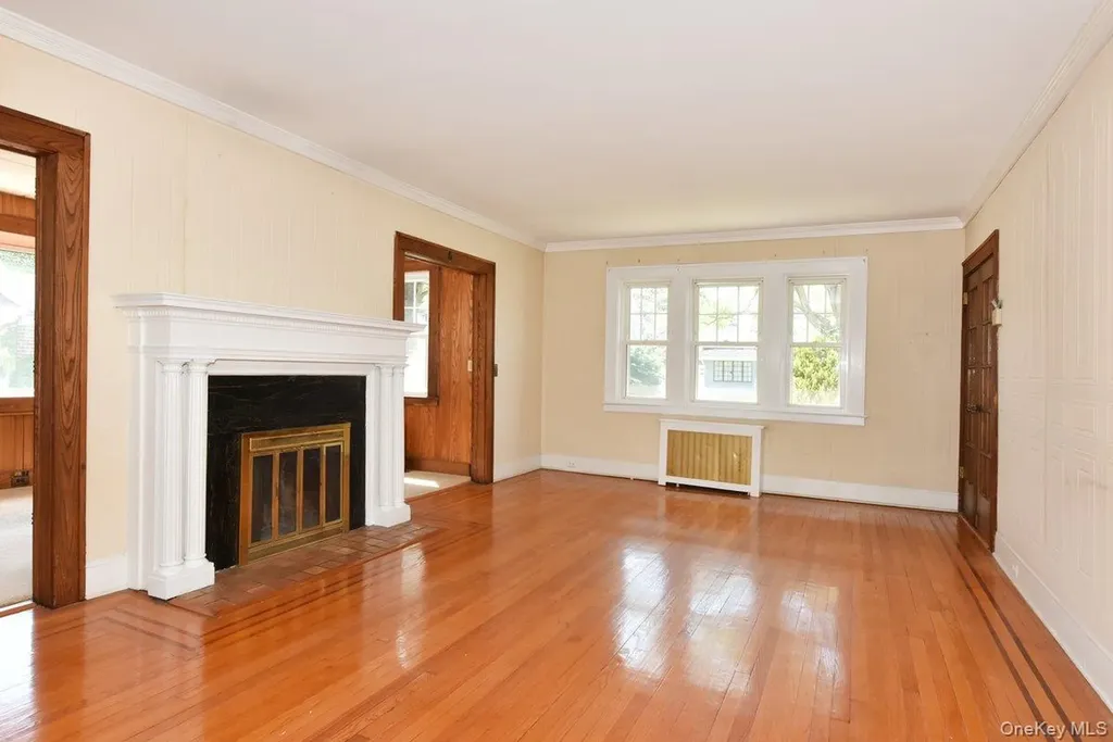 182 Ferncroft Road Mineola NY 11501