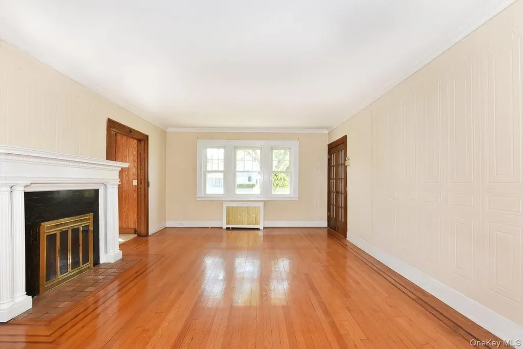 182 Ferncroft Road Mineola NY 11501