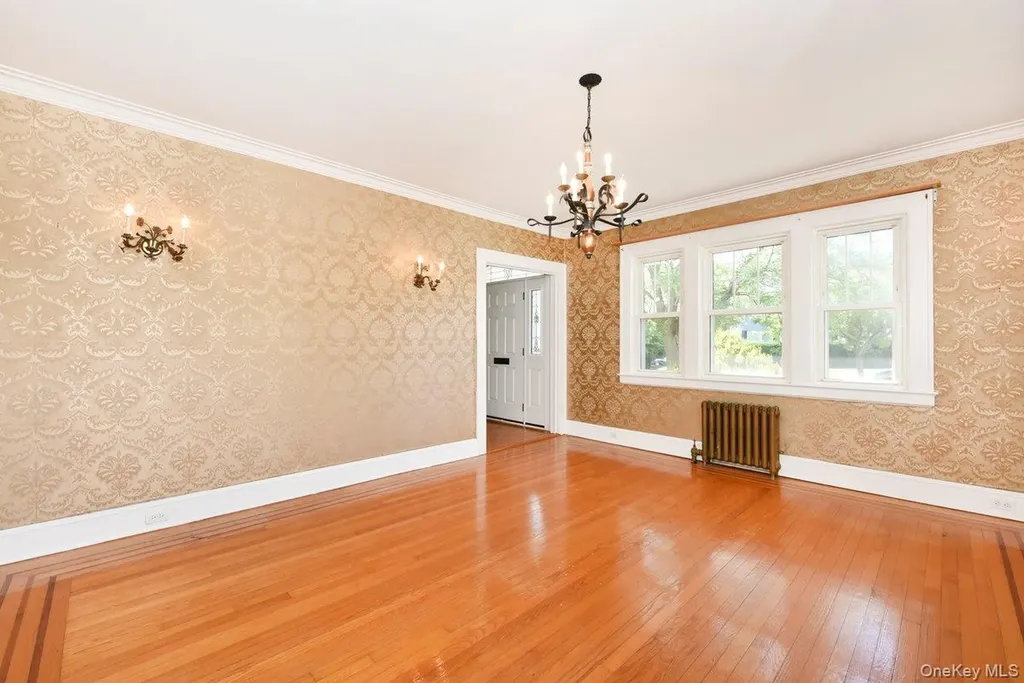 182 Ferncroft Road Mineola NY 11501